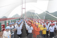 FEATURE - 78 Kilometer lange Brücke in China eröffnet