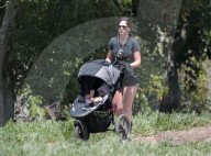 EXKLUSIV - Zooey Deschanel macht mit Baby Elsie einen Spaziergang