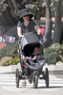 EXKLUSIV - Zooey Deschanel macht mit Baby Elsie einen Spaziergang