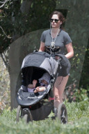 EXKLUSIV - Zooey Deschanel macht mit Baby Elsie einen Spaziergang