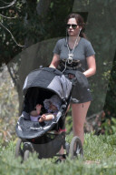 EXKLUSIV - Zooey Deschanel macht mit Baby Elsie einen Spaziergang