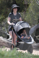 EXKLUSIV - Zooey Deschanel macht mit Baby Elsie einen Spaziergang
