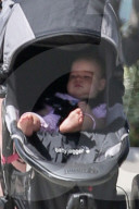 EXKLUSIV - Zooey Deschanel macht mit Baby Elsie einen Spaziergang