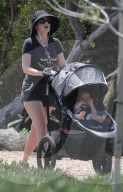 EXKLUSIV - Zooey Deschanel macht mit Baby Elsie einen Spaziergang
