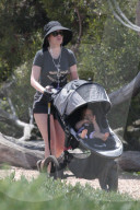 EXKLUSIV - Zooey Deschanel macht mit Baby Elsie einen Spaziergang