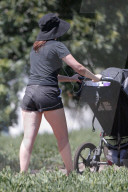 EXKLUSIV - Zooey Deschanel macht mit Baby Elsie einen Spaziergang