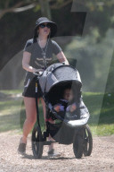 EXKLUSIV - Zooey Deschanel macht mit Baby Elsie einen Spaziergang
