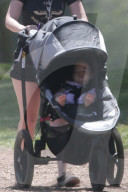 EXKLUSIV - Zooey Deschanel macht mit Baby Elsie einen Spaziergang