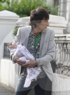 EXKLUSIV - Ronnie und Sally Wood verlassen mit ihren Zwilingen das Haus in London