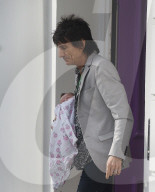 EXKLUSIV - Ronnie und Sally Wood verlassen mit ihren Zwilingen das Haus in London