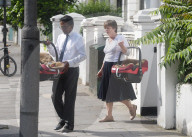 EXKLUSIV - Ronnie und Sally Wood verlassen mit ihren Zwilingen das Haus in London