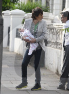 EXKLUSIV - Ronnie und Sally Wood verlassen mit ihren Zwilingen das Haus in London