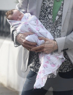 EXKLUSIV - Ronnie und Sally Wood verlassen mit ihren Zwilingen das Haus in London