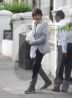 EXKLUSIV - Ronnie und Sally Wood verlassen mit ihren Zwilingen das Haus in London