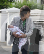 EXKLUSIV - Ronnie und Sally Wood verlassen mit ihren Zwilingen das Haus in London