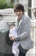 EXKLUSIV - Ronnie und Sally Wood verlassen mit ihren Zwilingen das Haus in London