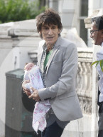 EXKLUSIV - Ronnie und Sally Wood verlassen mit ihren Zwilingen das Haus in London