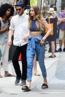 PEOPLE - Gigi Hadid mit Finken unterwegs