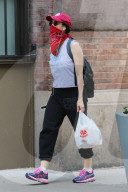PEOPLE - Sarah Silverman versteckt sich hinter einem Halstuch