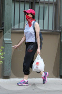PEOPLE - Sarah Silverman versteckt sich hinter einem Halstuch