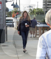 PEOPLE - Caitlyn Jenner flirtet auf offener Strasse in Malibu