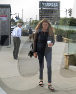 PEOPLE - Caitlyn Jenner flirtet auf offener Strasse in Malibu