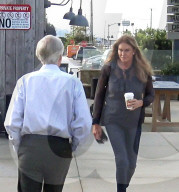 PEOPLE - Caitlyn Jenner flirtet auf offener Strasse in Malibu
