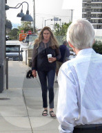 PEOPLE - Caitlyn Jenner flirtet auf offener Strasse in Malibu