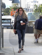 PEOPLE - Caitlyn Jenner flirtet auf offener Strasse in Malibu