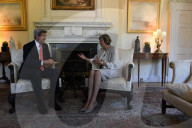 NEWS - John Kerry trifft Theresa May in London