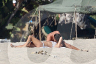 EXKLUSIV - Nina Agdal turtelt mit Leonardo DiCaprio am Beach von Malibu