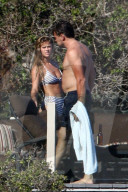 EXKLUSIV - Nina Agdal turtelt mit Leonardo DiCaprio am Beach von Malibu