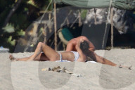 EXKLUSIV - Nina Agdal turtelt mit Leonardo DiCaprio am Beach von Malibu
