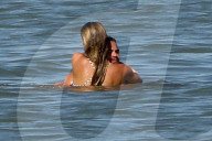 EXKLUSIV - Nina Agdal turtelt mit Leonardo DiCaprio am Beach von Malibu