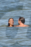 EXKLUSIV - Nina Agdal turtelt mit Leonardo DiCaprio am Beach von Malibu