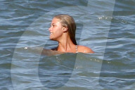 EXKLUSIV - Nina Agdal turtelt mit Leonardo DiCaprio am Beach von Malibu