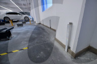 FEATURE - Ein Roboter der Autos parkiert