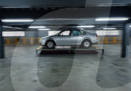 FEATURE - Ein Roboter der Autos parkiert