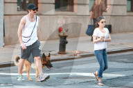 PEOPLE - Schnauzbärtiger Jake Gyllenhaal führt den Hund aus
