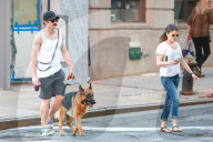 PEOPLE - Schnauzbärtiger Jake Gyllenhaal führt den Hund aus