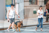PEOPLE - Schnauzbärtiger Jake Gyllenhaal führt den Hund aus