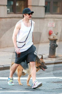 PEOPLE - Schnauzbärtiger Jake Gyllenhaal führt den Hund aus