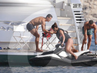 PEOPLE - Gentleman Ronaldo hilft einer Dame auf die Yacht
