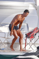 PEOPLE - Gentleman Ronaldo hilft einer Dame auf die Yacht