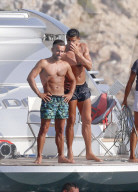 PEOPLE - Gentleman Ronaldo hilft einer Dame auf die Yacht