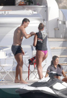 PEOPLE - Gentleman Ronaldo hilft einer Dame auf die Yacht