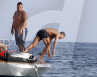 PEOPLE - Gentleman Ronaldo hilft einer Dame auf die Yacht