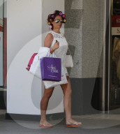 PEOPLE - Amy Childs führt ihre Lockenwickler spazieren