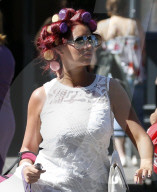 PEOPLE - Amy Childs führt ihre Lockenwickler spazieren