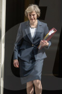 NEWS - London: Theresa May hält ihre erste Kabinett-Sitzung